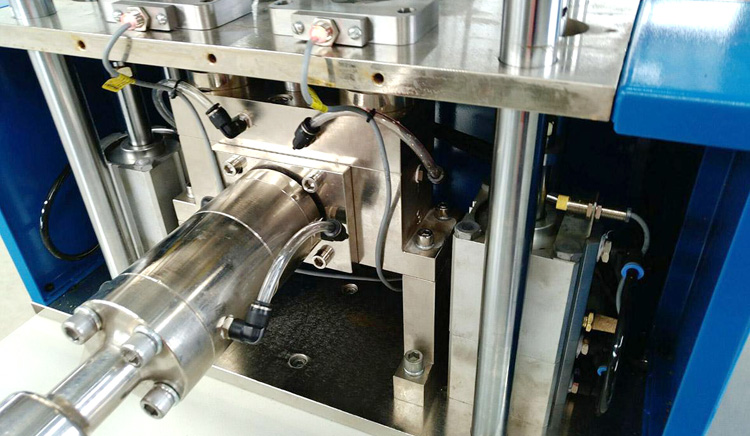液體硅膠注射機怎么正確的使用?
